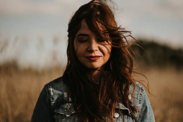 une femme les yeux fermés