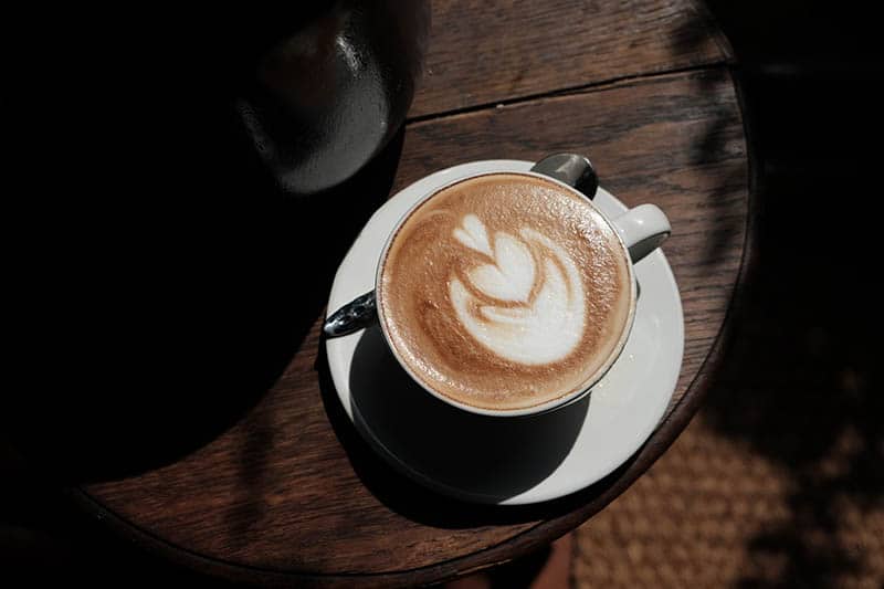 café sur la table près de la fenêtre