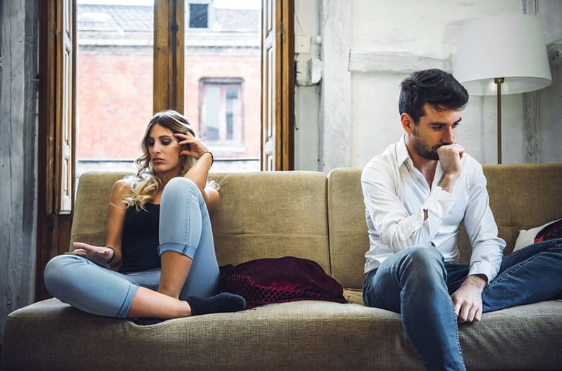 couple triste assis sur le canapé ne se parle pas