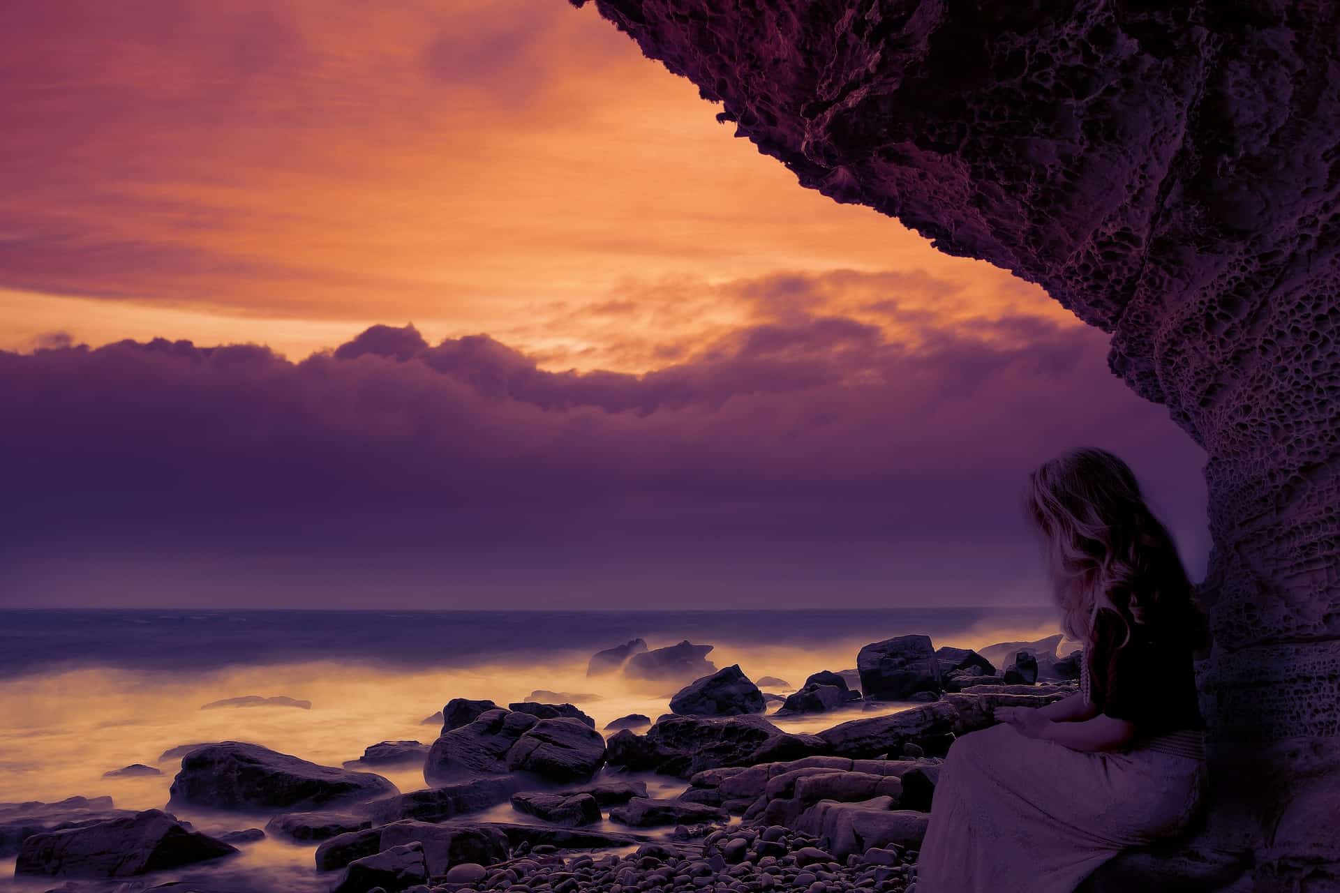 femme contemplant le rivage, le coucher du soleil