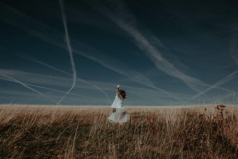 femme définit des champs de céréales