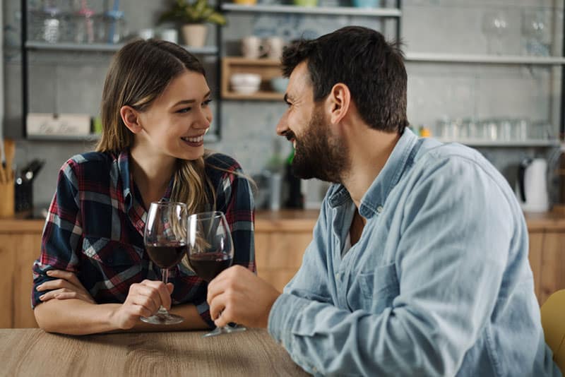 jeune couple, à, verre vin, conversation