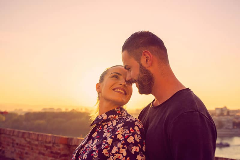 jeune couple, apprécier, les, vue, dans, coucher soleil