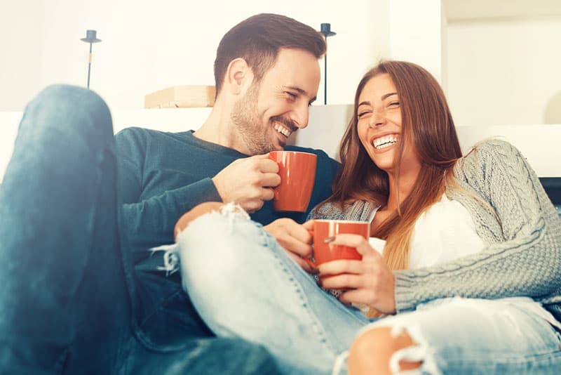 jeune couple, boire café, sur, divan