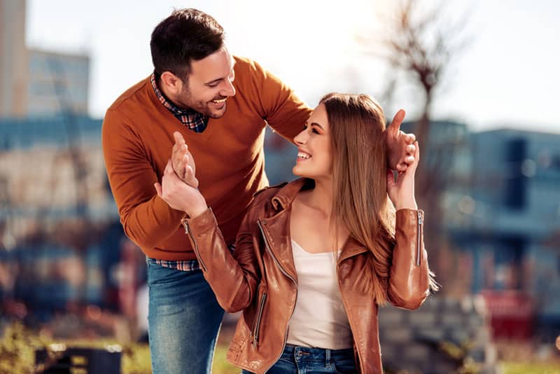 jeune couple mignon à l'extérieur