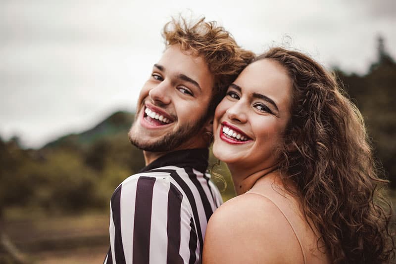 jeune couple, étreindre, dehors