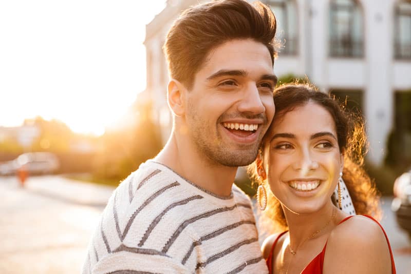 jeune couple, étreindre, sur, rue