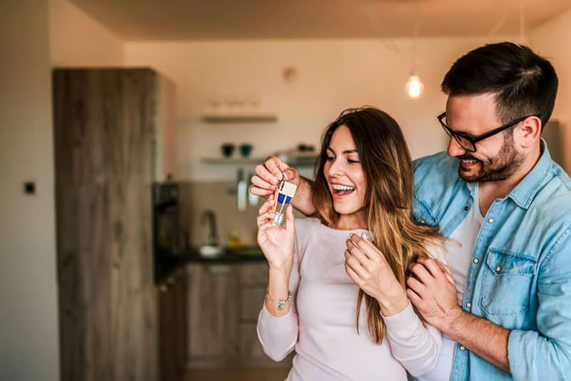jeune homme donnant les clés de sa petite amie