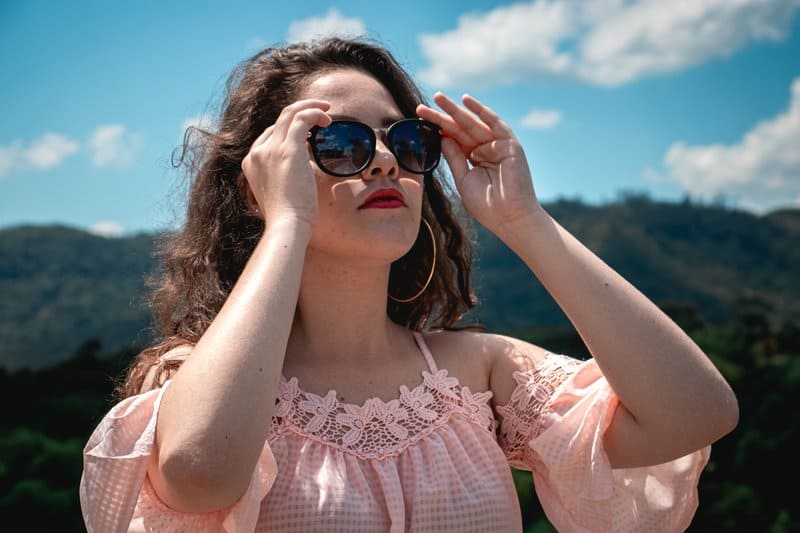 la femme aux lunettes se lève et les ajuste