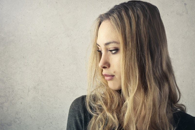 la femme déçue regarde ailleurs