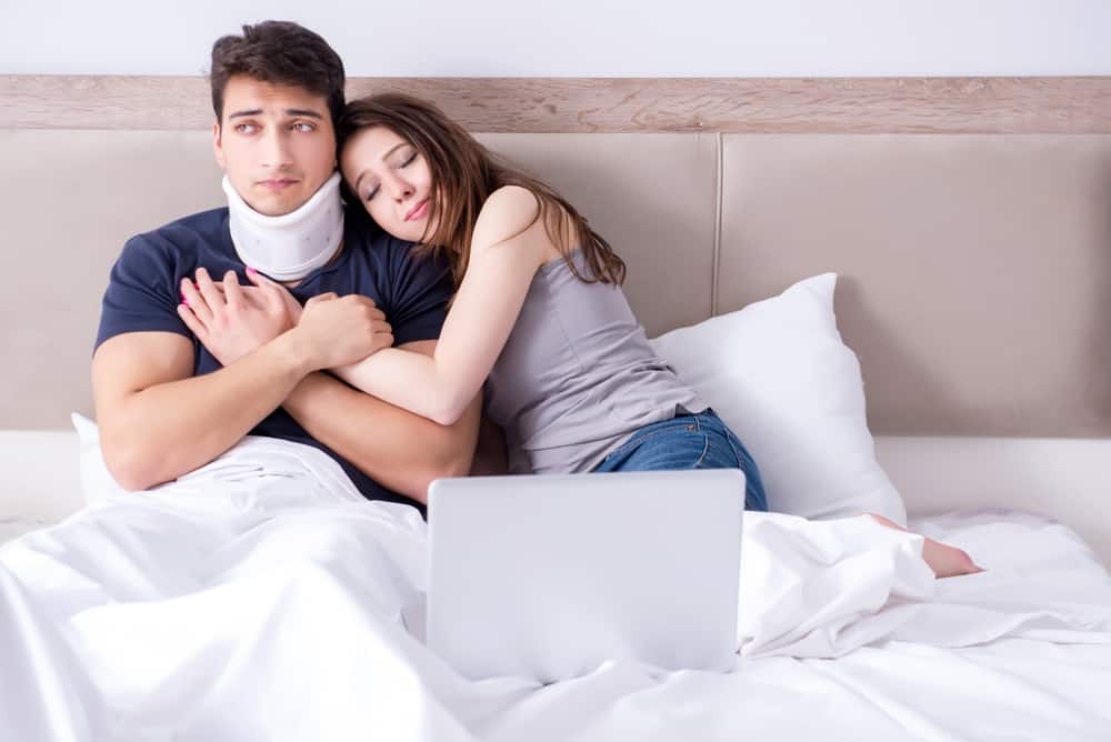 la femme étreint l'homme