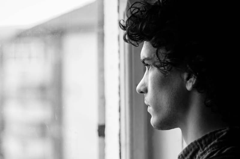 l'homme regarde par la fenêtre