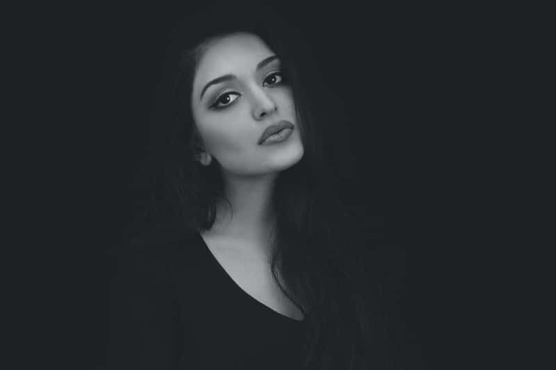 portrait d'une femme inquiète