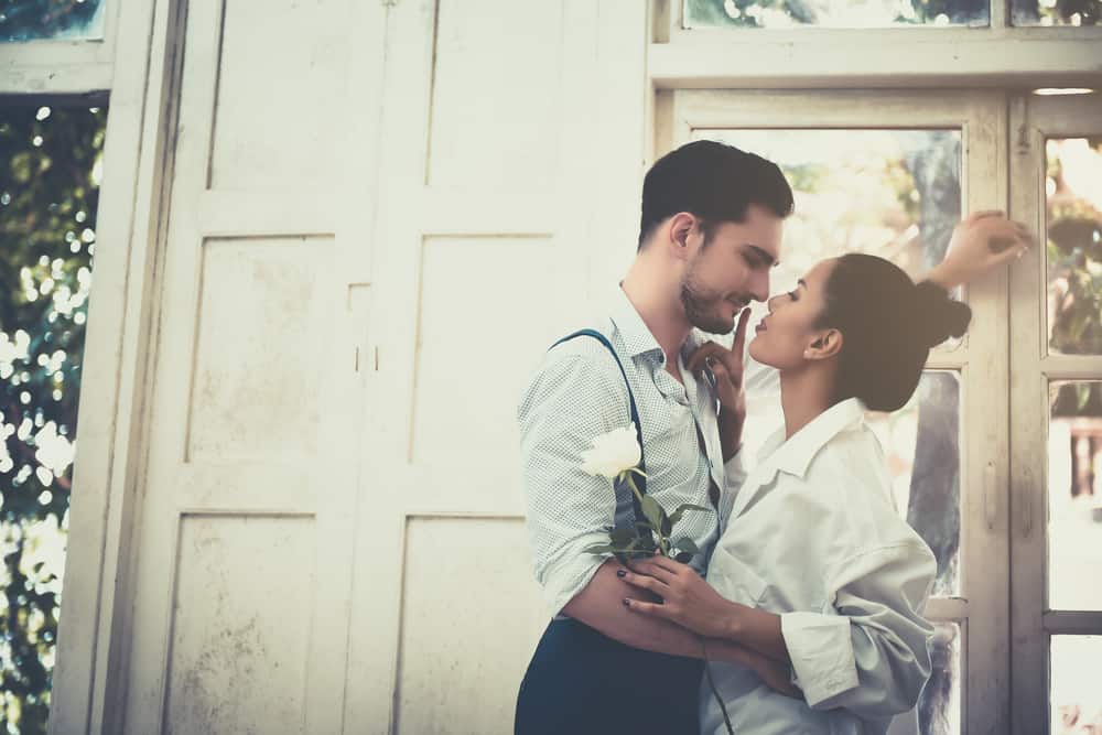 un homme a acheté une rose pour une femme
