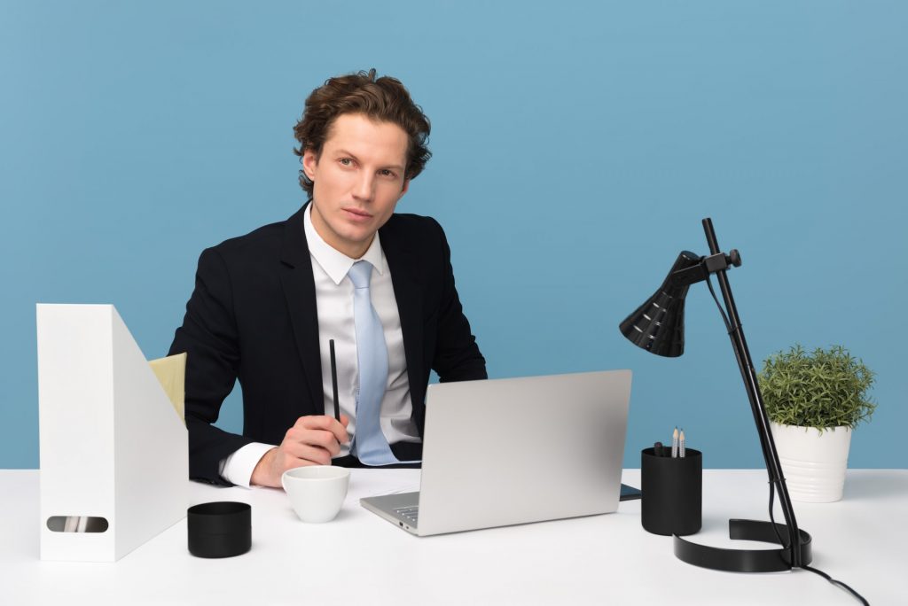 un homme assis à un bureau