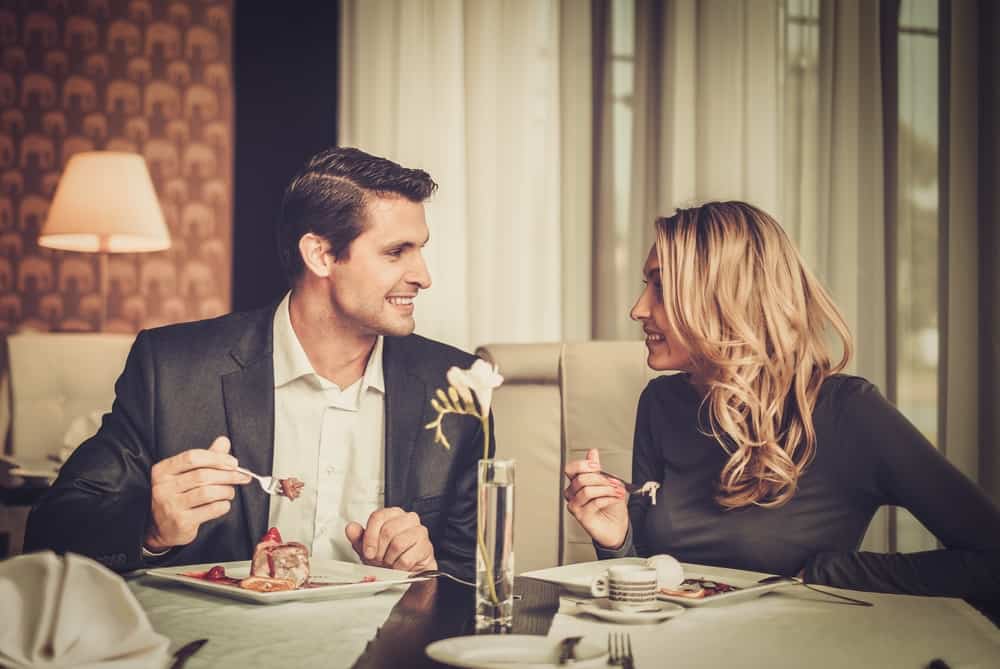 un homme et une femme dînent
