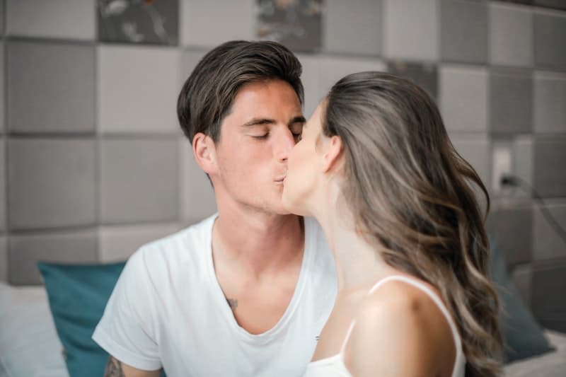 un homme et une femme s'embrassent en s'embrassant