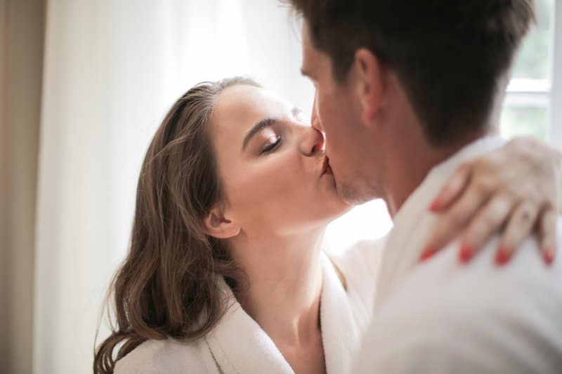 un homme et une femme s'embrassent