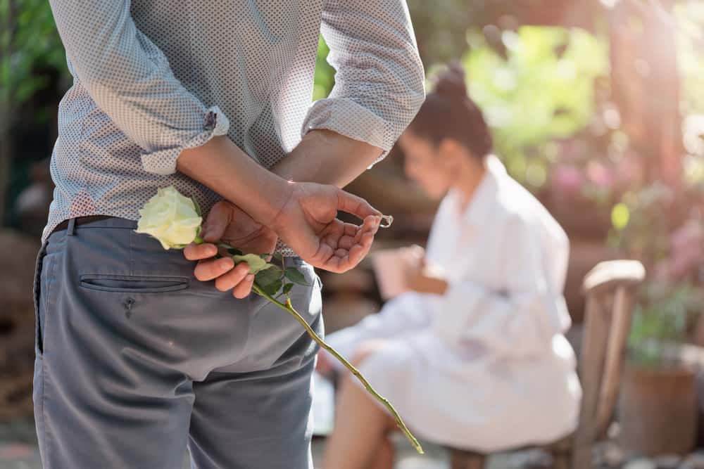 un homme veut proposer à une femme