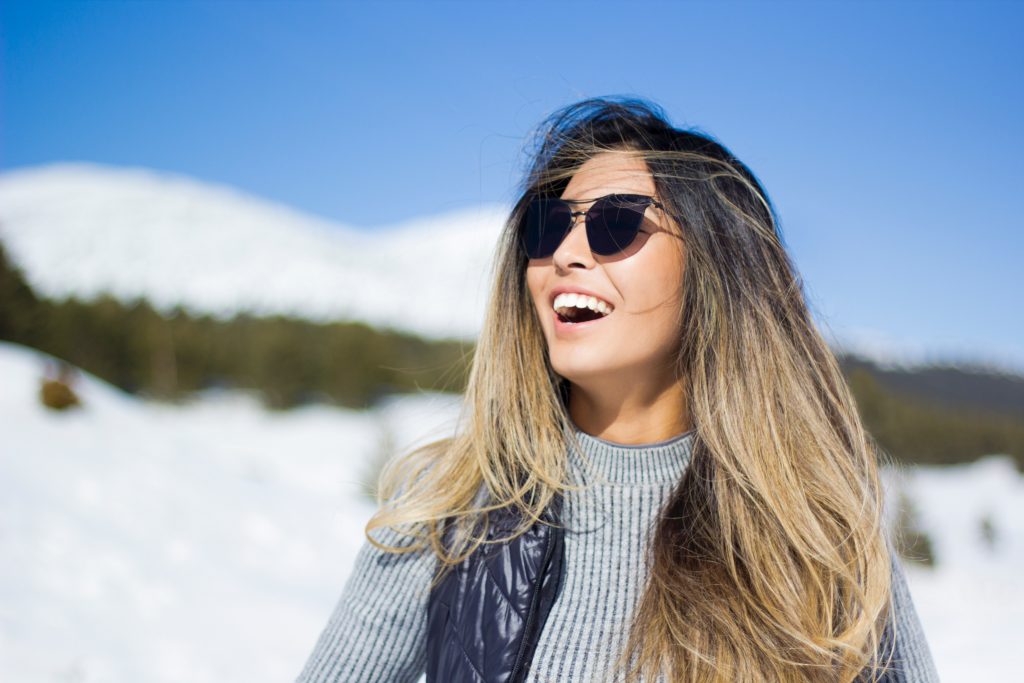 une femme avec des lunettes dans la neige