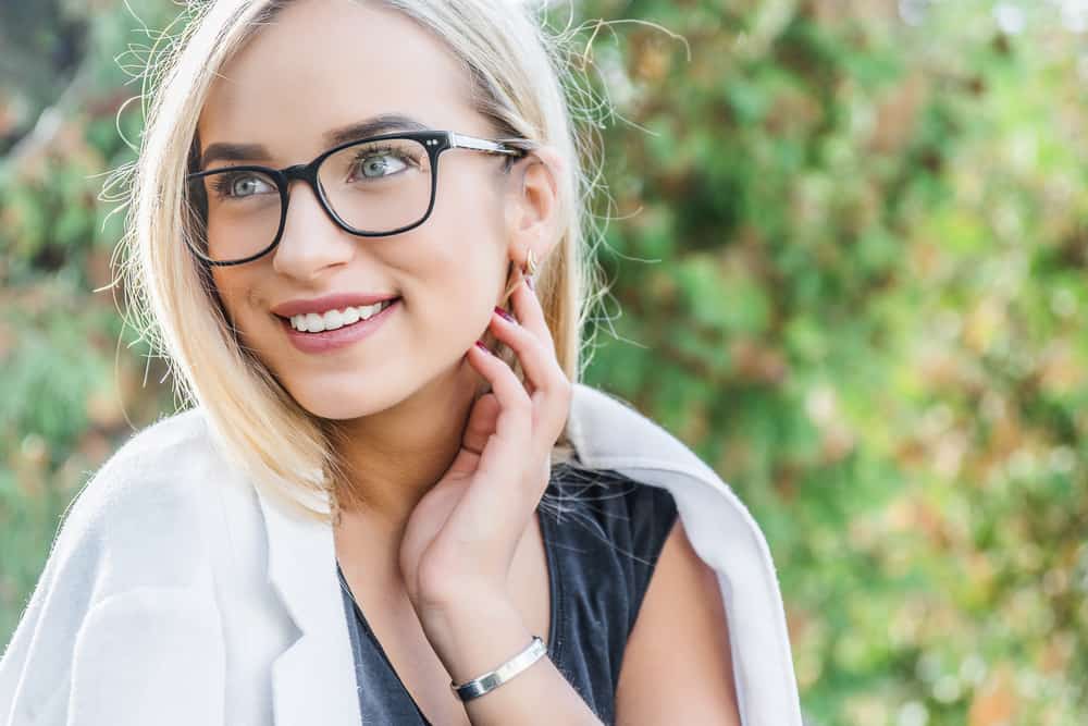 une femme bleue avec des lunettes sur la tête