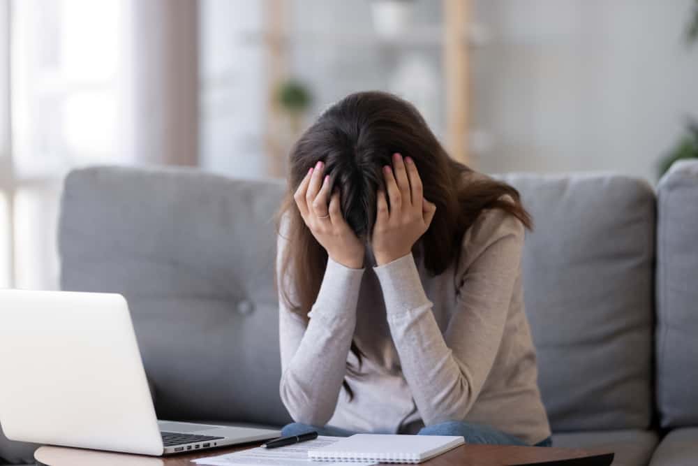 une femme déçue assise derrière un ordinateur portable