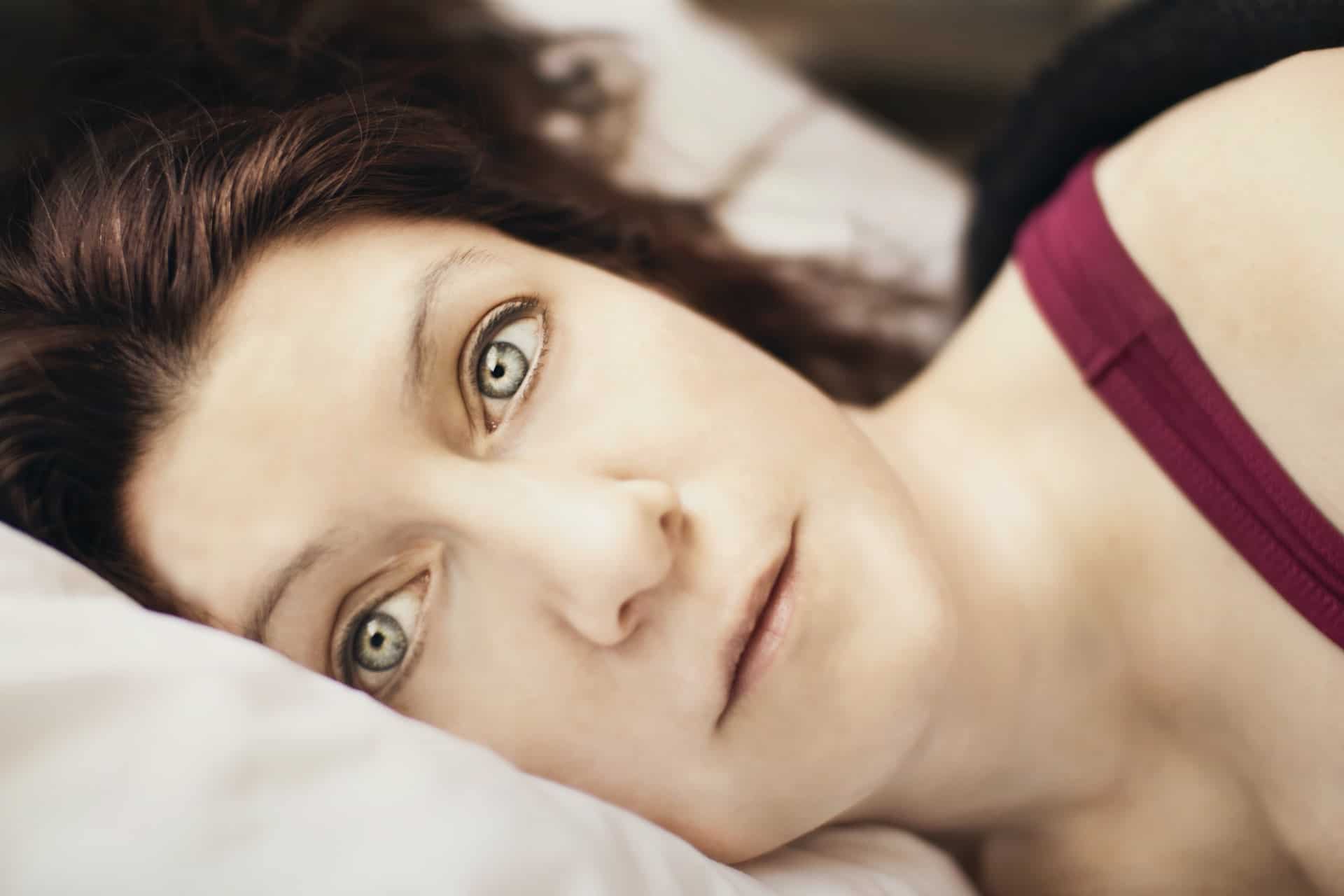 une femme déçue couchée dans son lit