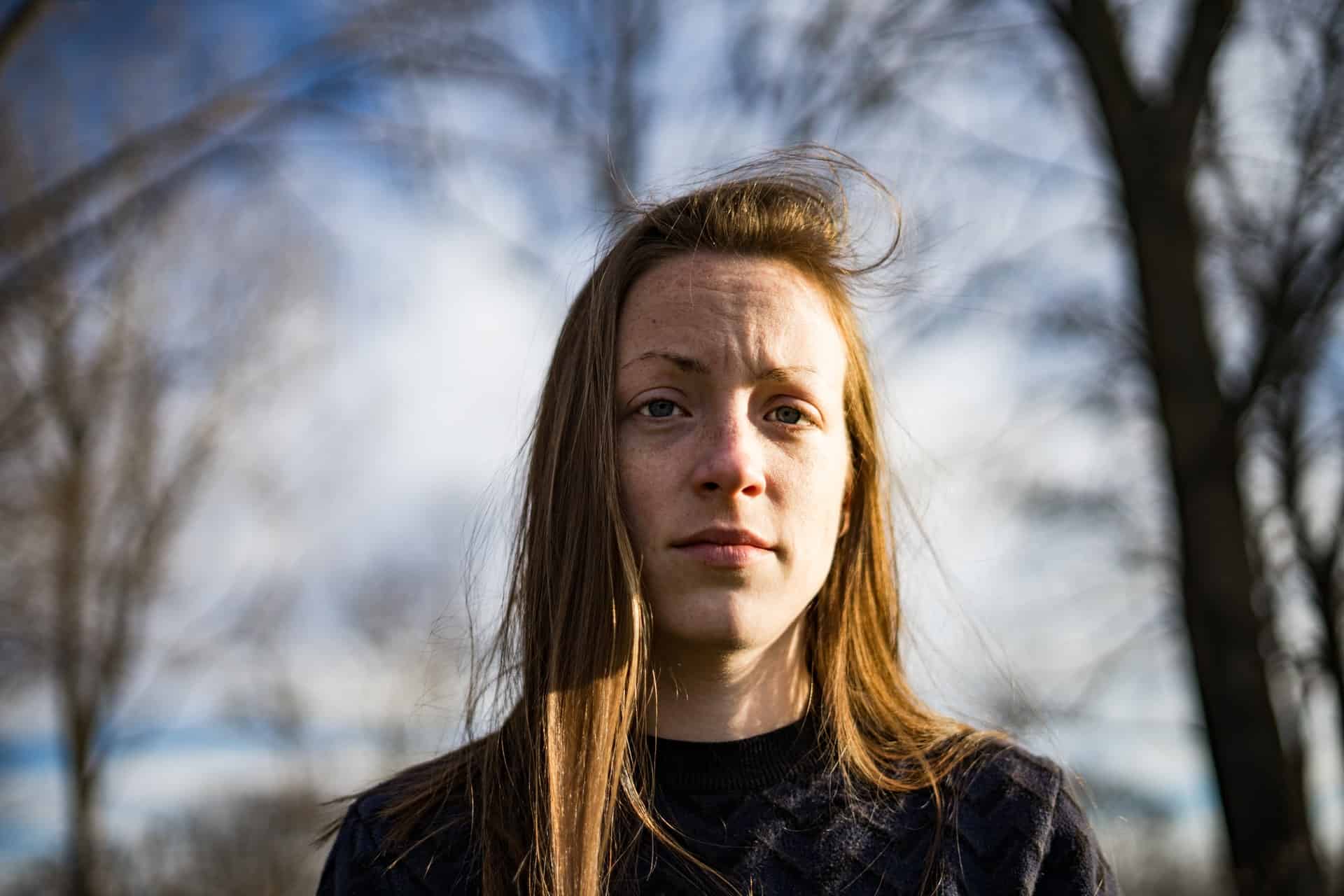 une femme déçue se tient dans les bois