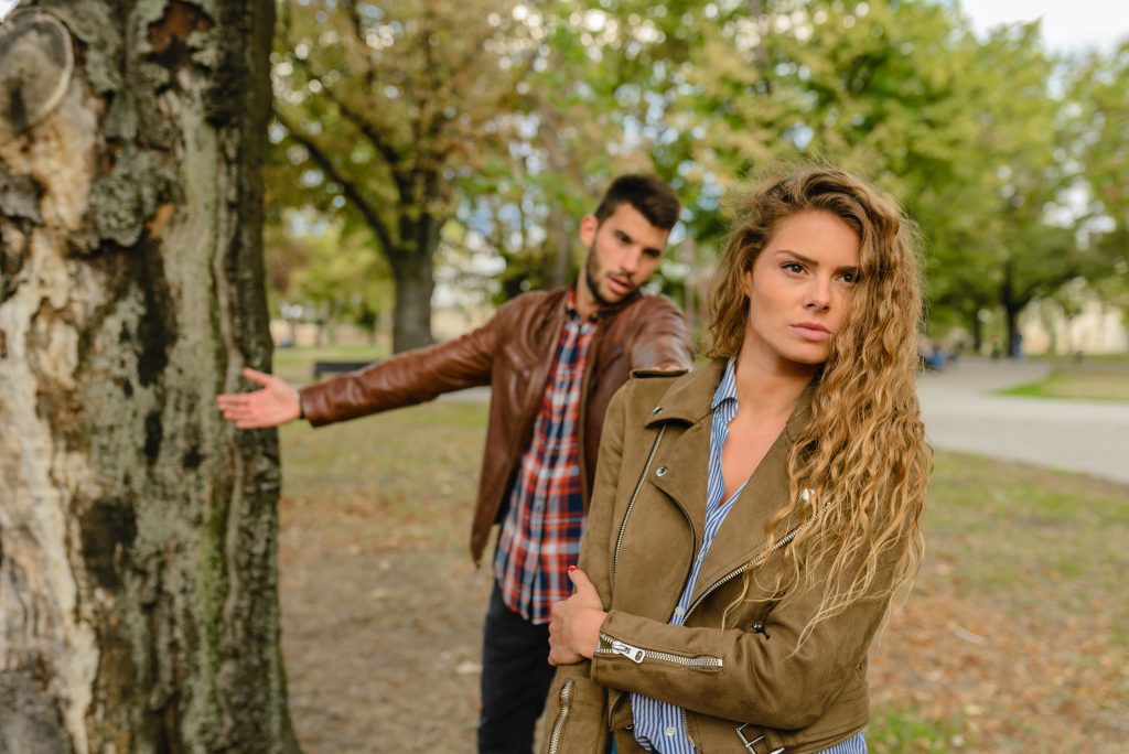 une femme en colère contre un homme