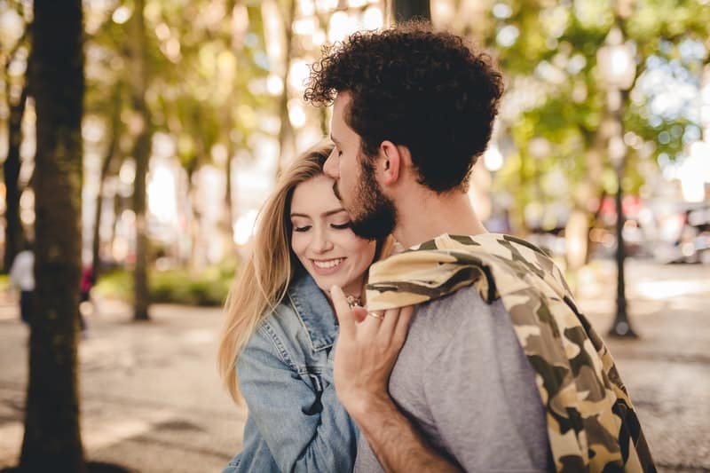 une femme joyeuse appuyée contre un homme