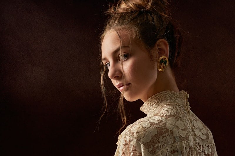 une femme sérieuse regarde par-dessus son épaule