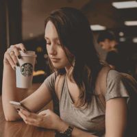 jeune femme en textos starbucks