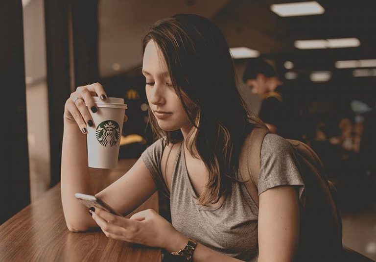 jeune femme en textos starbucks