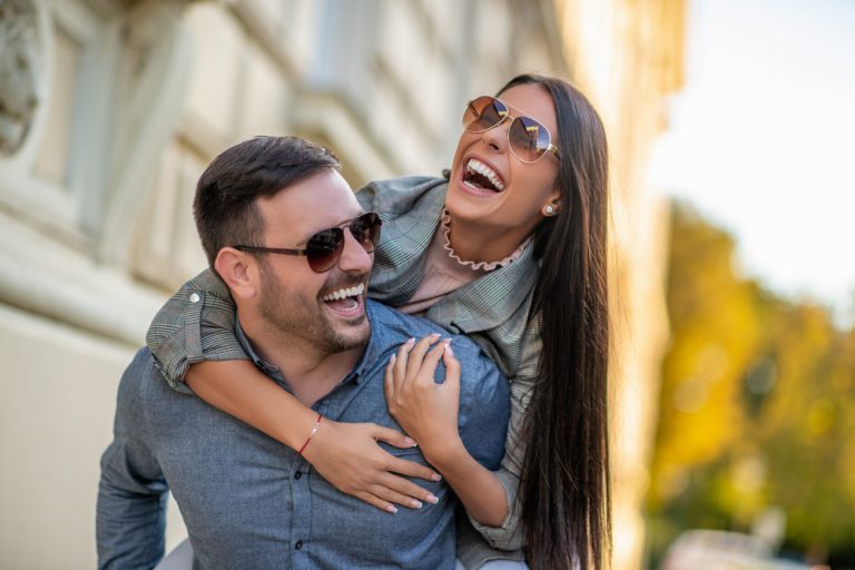 homme et femme embrassant