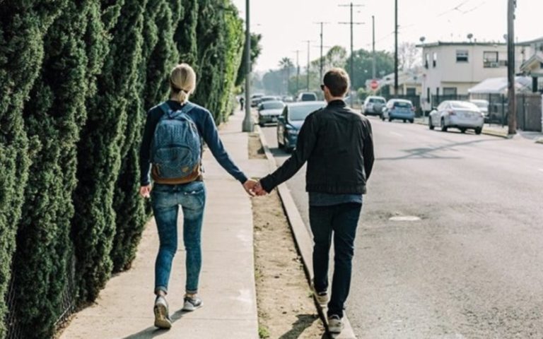 couple marchant main dans la main