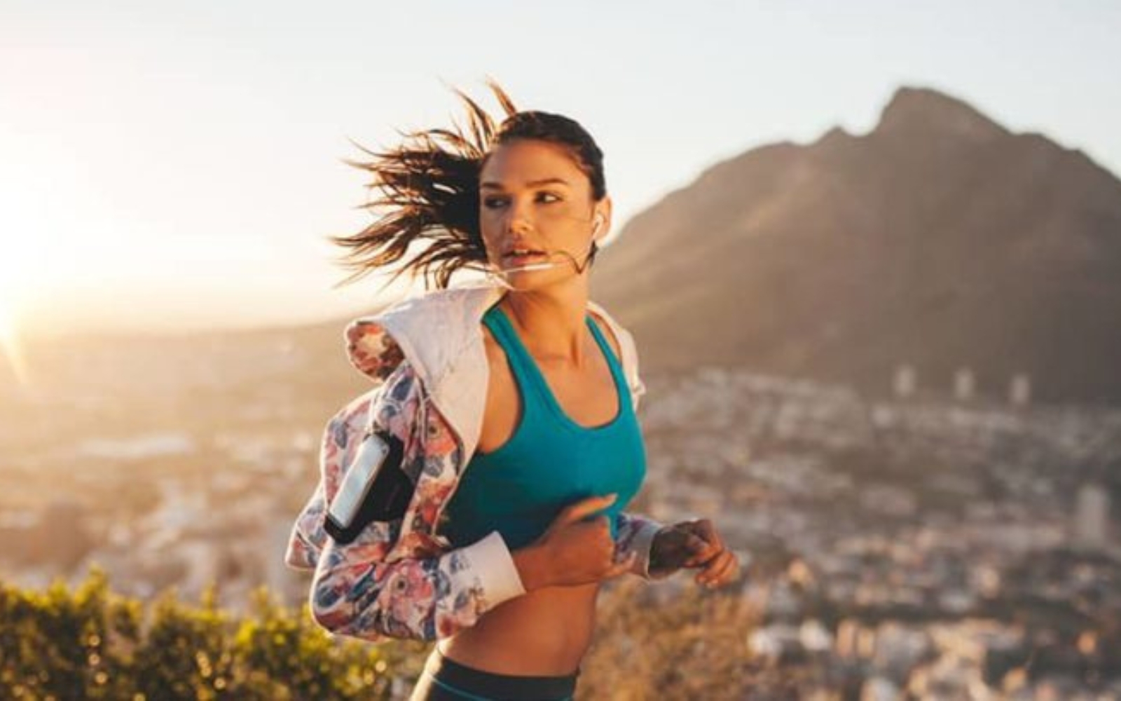 jeune femme va courir sur la montagne