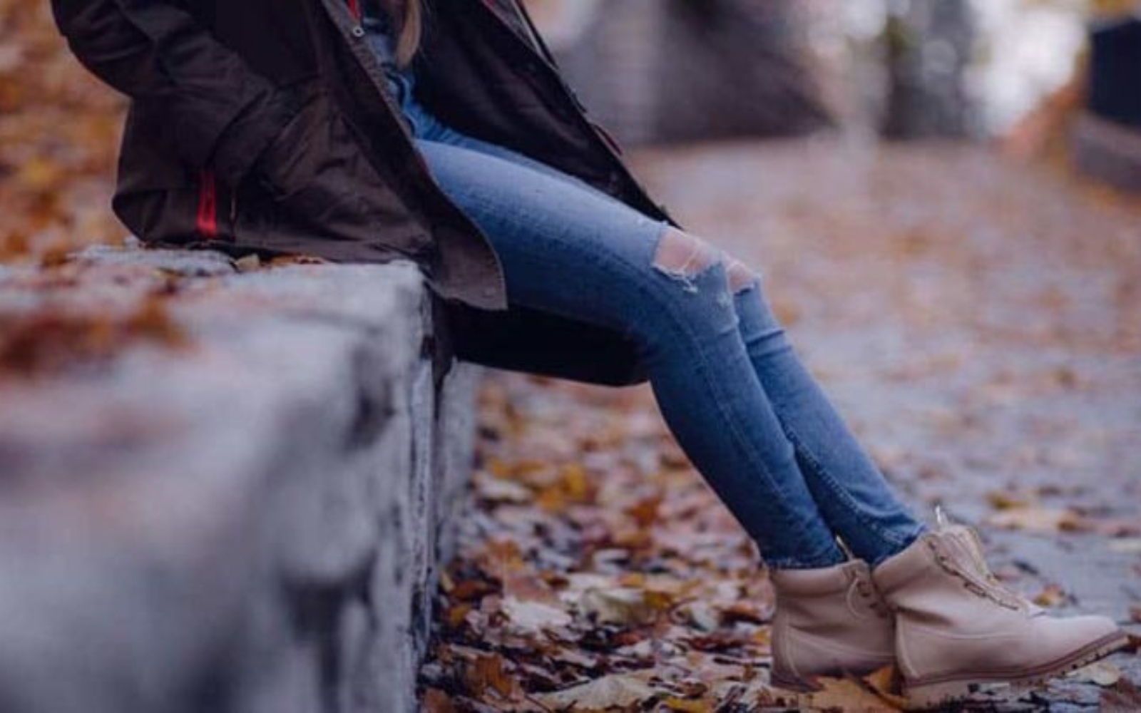 jeune femme assise dans le parc