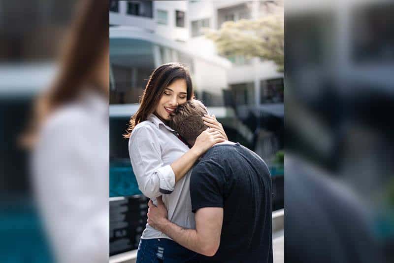 jeune couple, étreindre, route