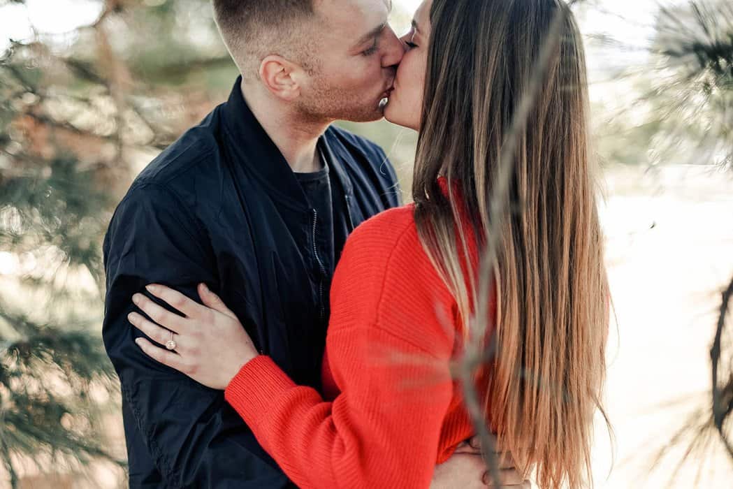 jeune couple, baisers, dans parc