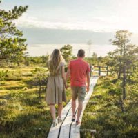 une femme avec un homme fixe et tient la main