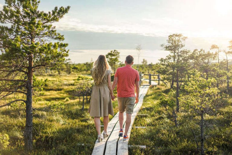 une femme avec un homme fixe et tient la main