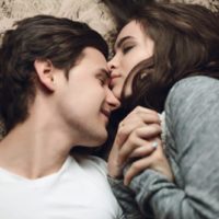 homme et femme embrassant