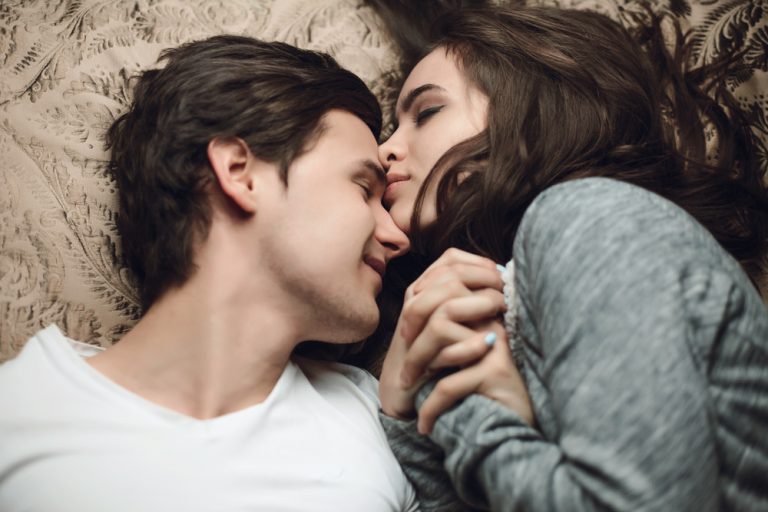 homme et femme embrassant