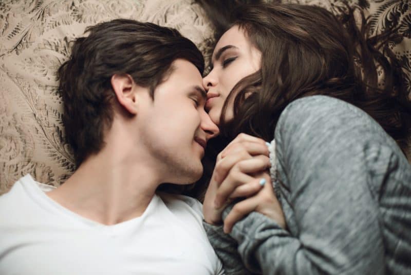 homme et femme embrassant