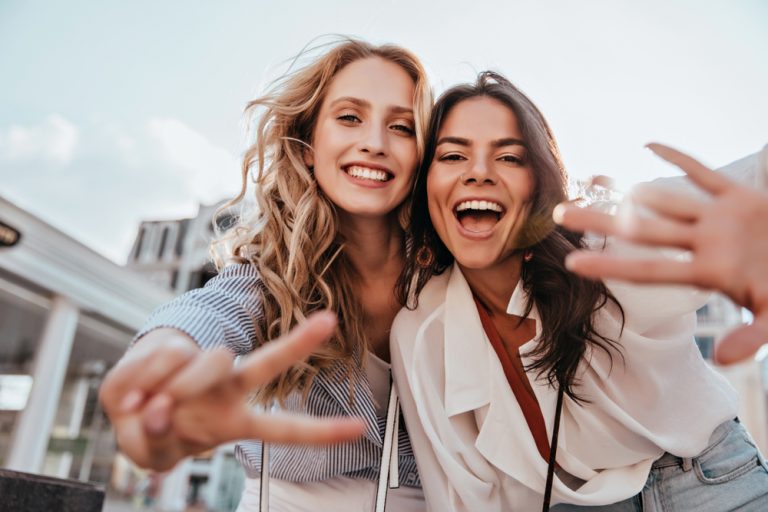 les deux femmes rient