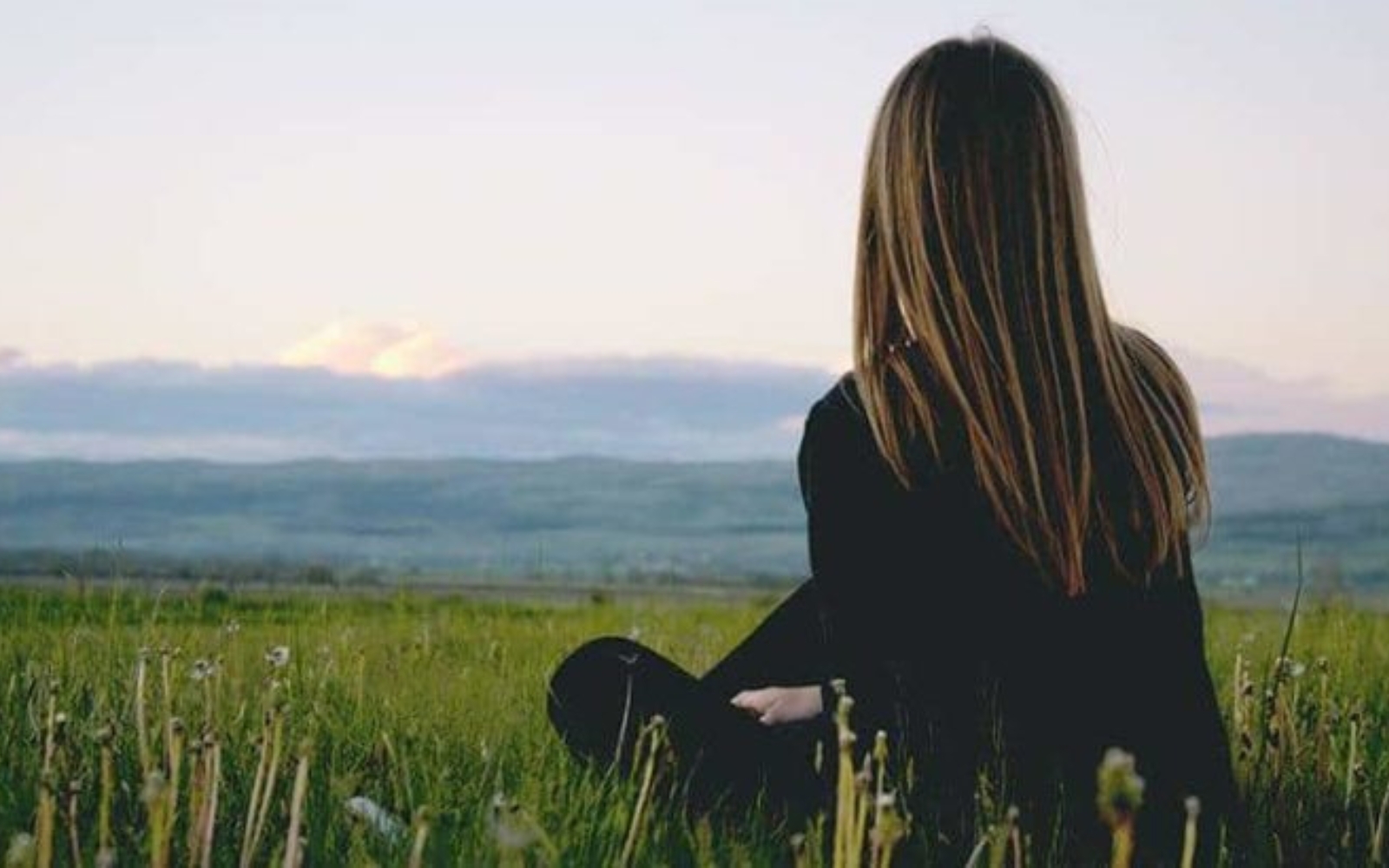 fille assise sur lherbe