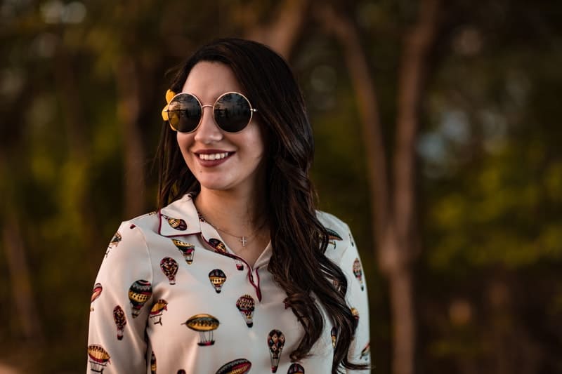 une femme aux cheveux noirs avec des lunettes