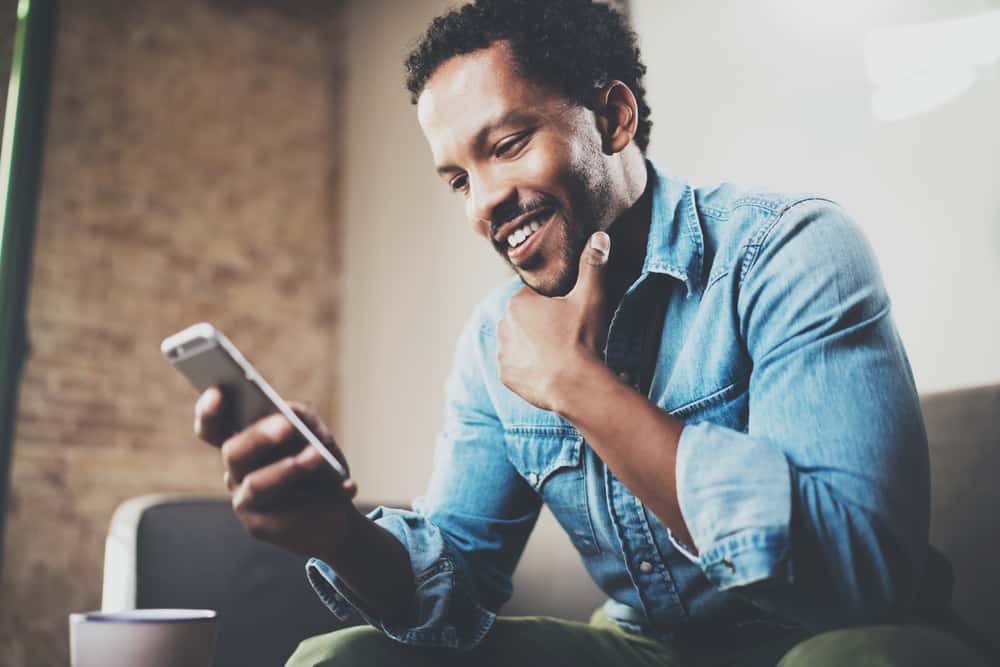 clé de l'homme au téléphone