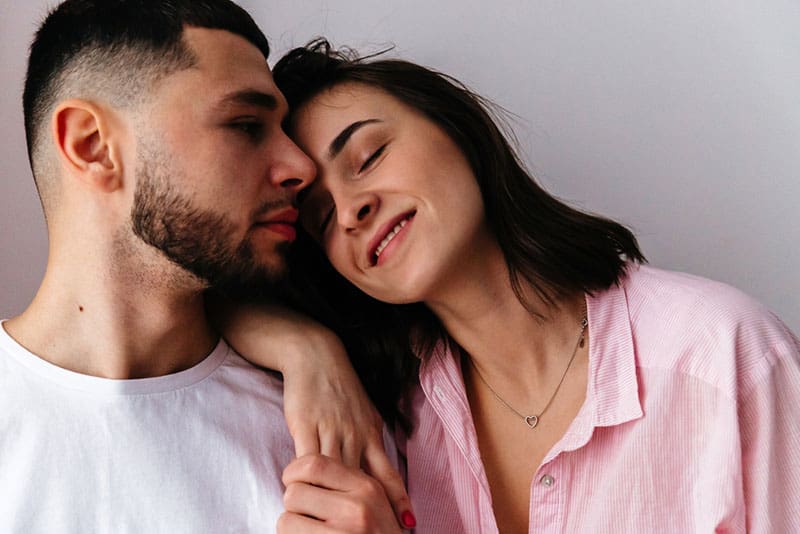 couple, étreindre, dans, leur, maison