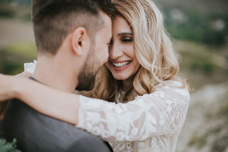 couple étreindre et embrasser dans la nature